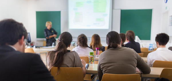 Estudantes em sala de aula na universidade