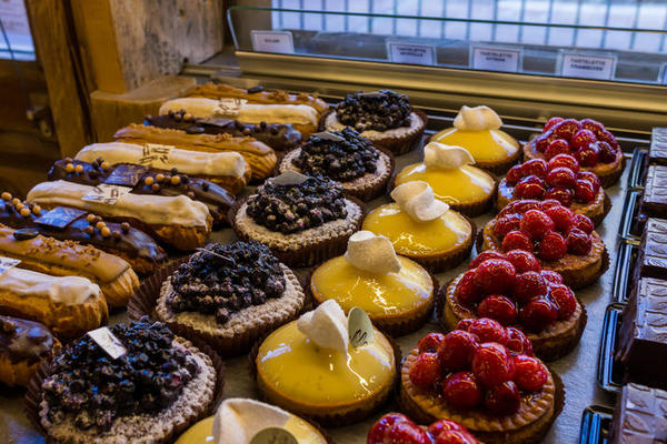 Pâtisseries francesas: bombas e tortinhas de limão, mirtilo e framboesa